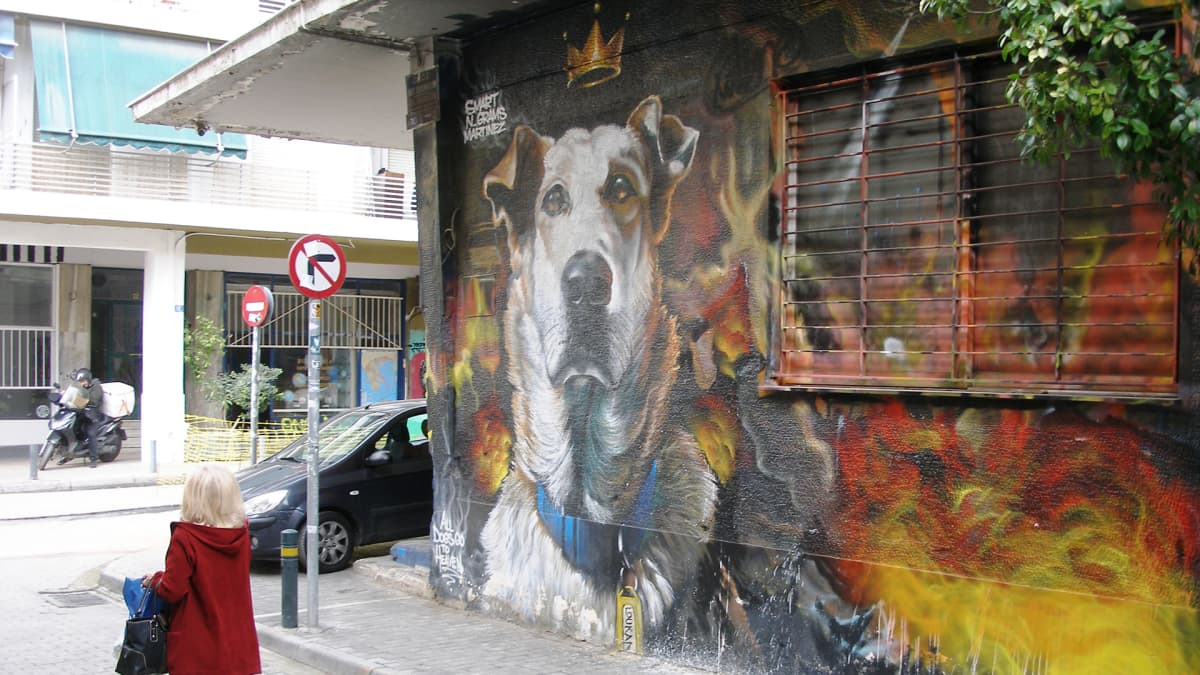 Kreikan kuuluisinta mielenosoituksiin osallistunutta koiraa kuvaava graffiti on Psirrin kaupunginosassa.