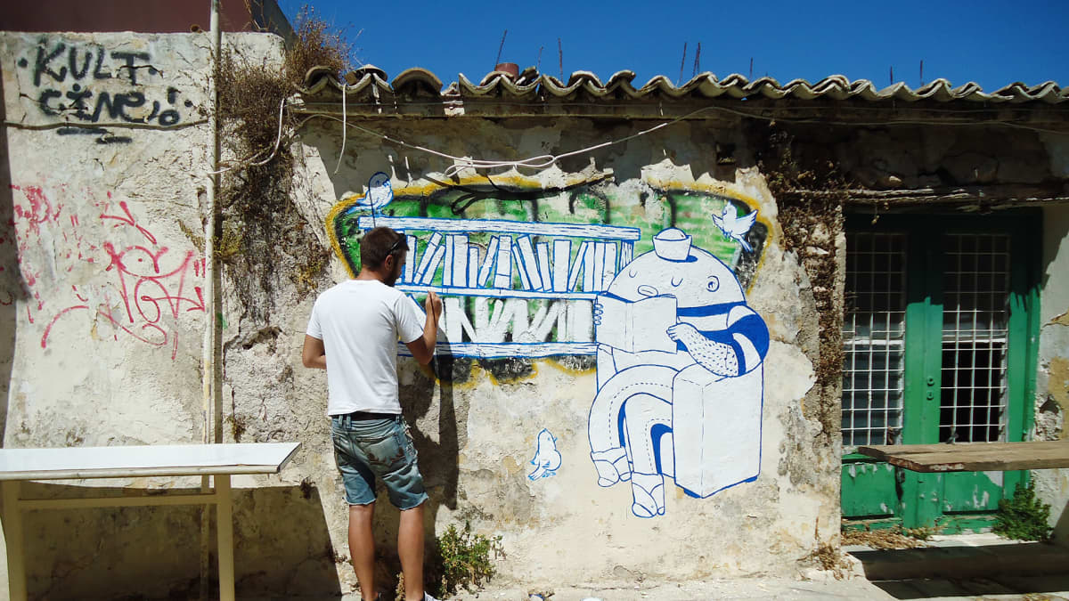 Katutaiteilija Dreyk the Pirate maalaa muutamassa tunnissa syntyviä graffiteja mutta myös muraaleja.