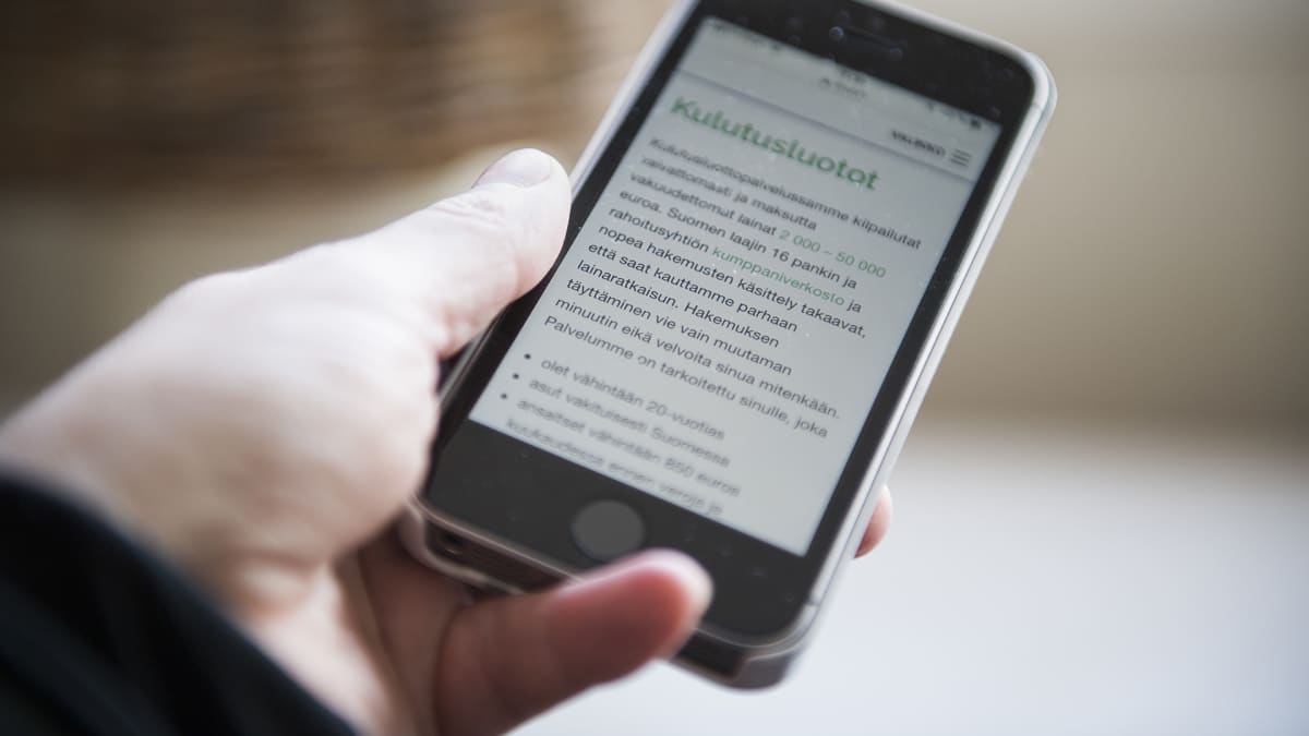 Kännykkä jossa lukee kulutusluoton faktat.
