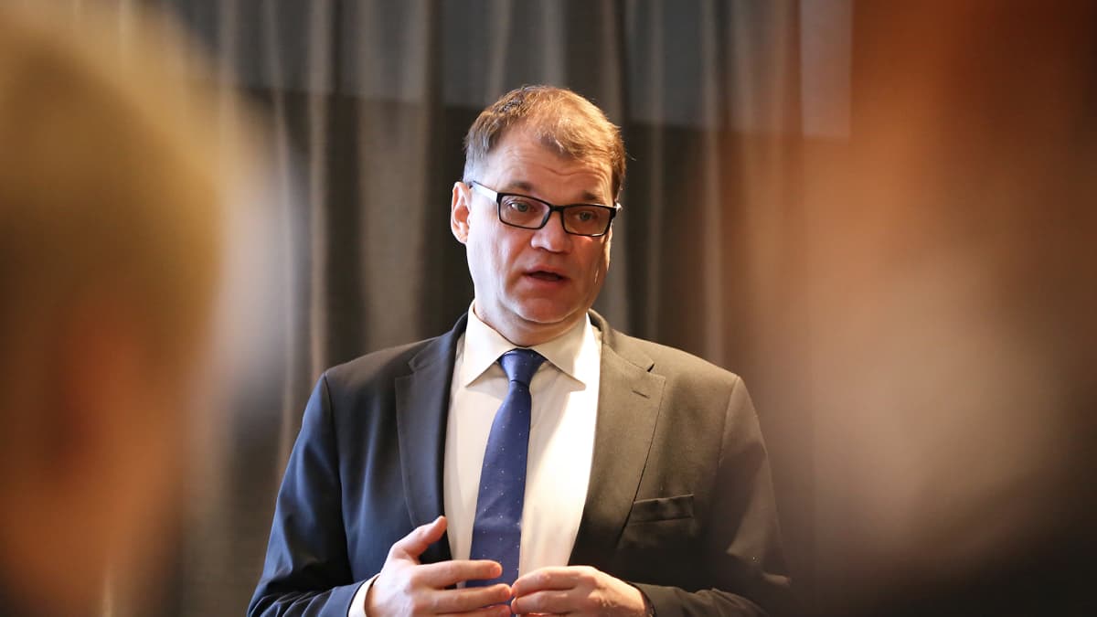 Pääministeri Juha Sipilä keskustelee toimittajien kanssa Turussa.