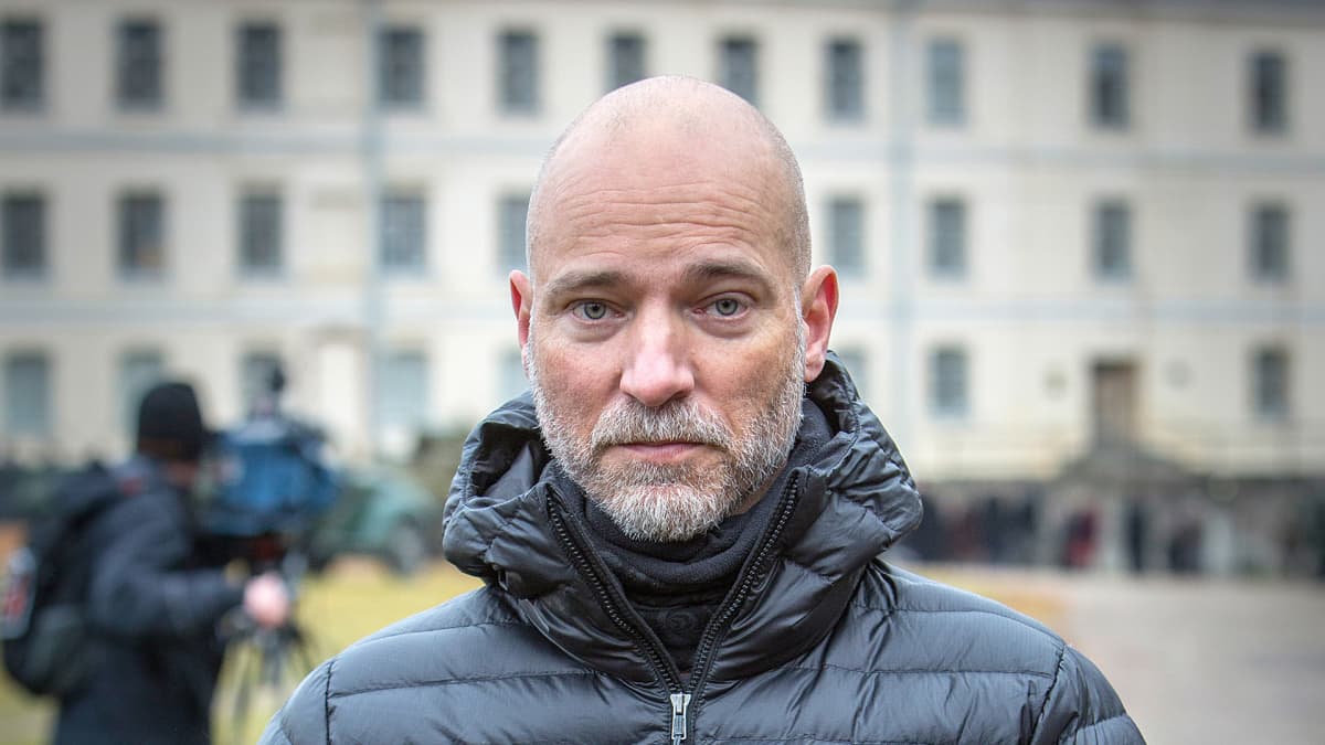 Tuntematon Sotilas -elokuvan kuvaukset Suomenlinnassa. Kuvassa ohjaaja Aku Louhimies.
