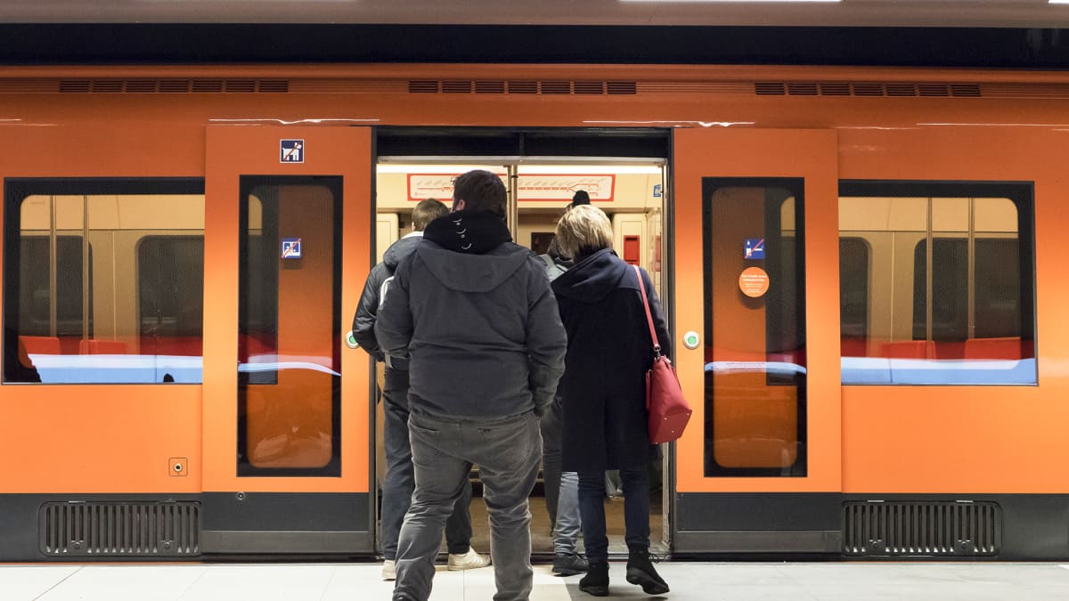 Ihmisiä menossa metroon
