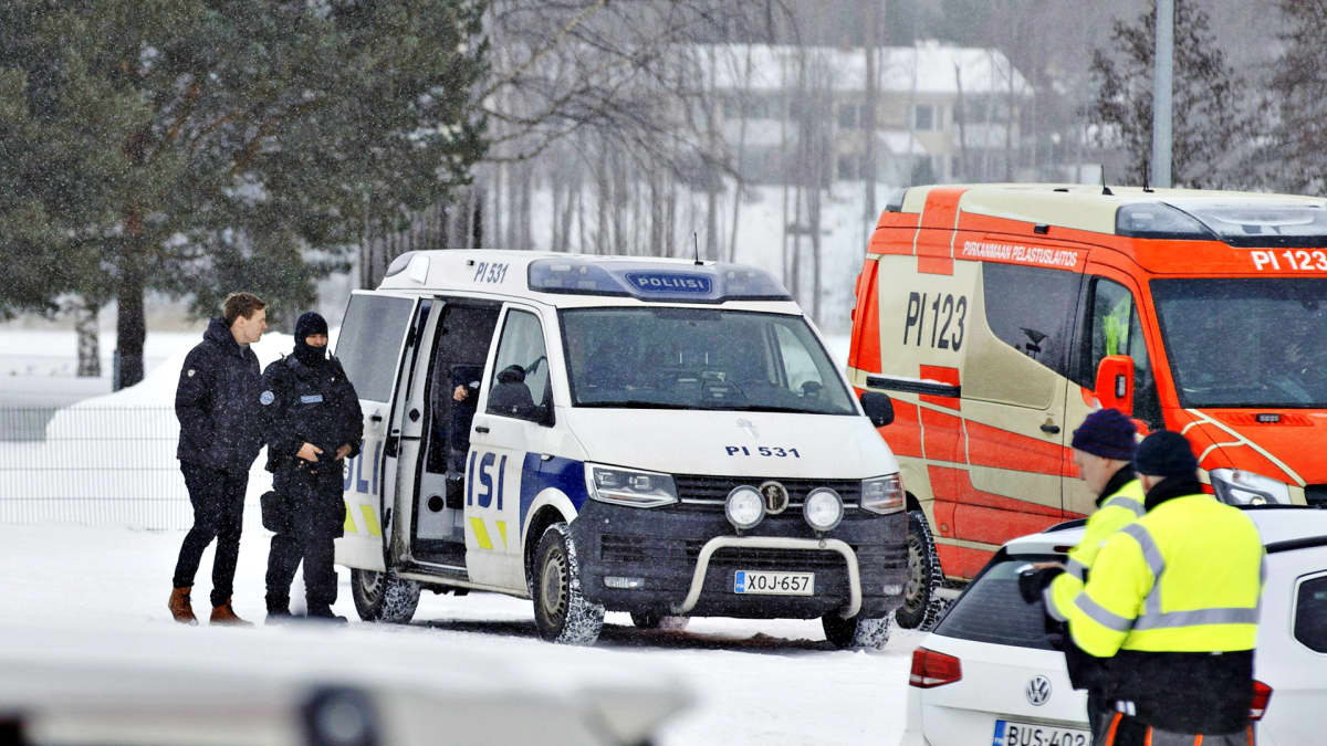Poliiseja ja ambulanssi Pirkkalassa tiistaina 20. maaliskuuta.