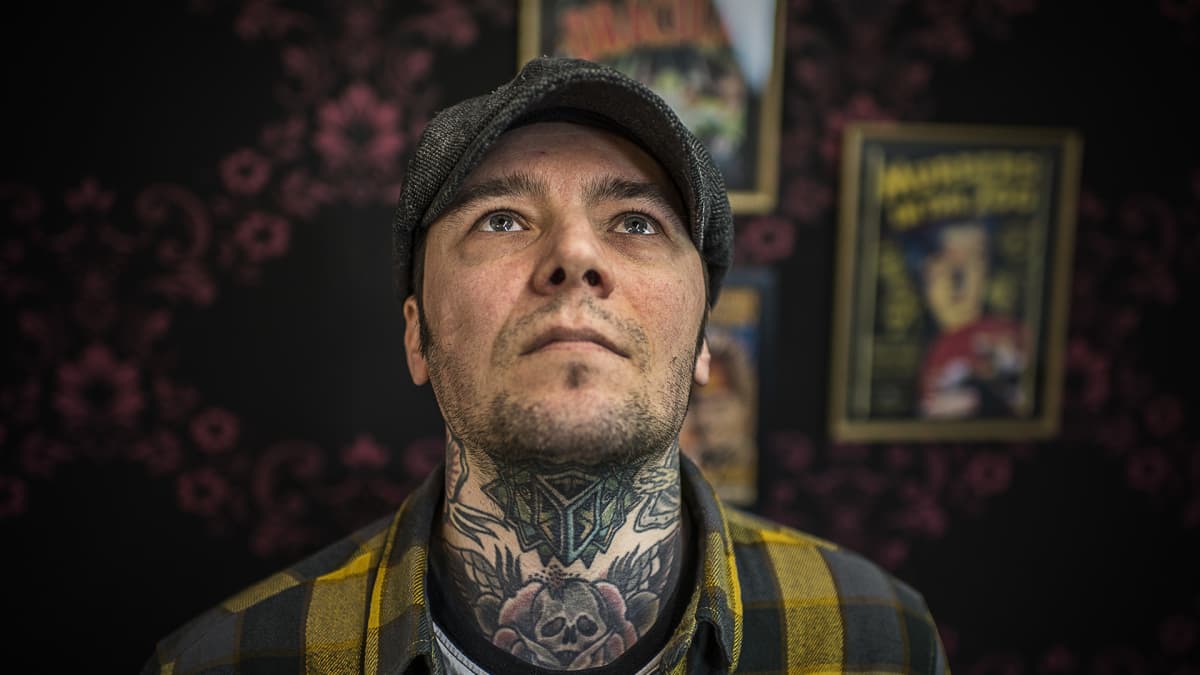 Tatuointi miehen kaulassa.