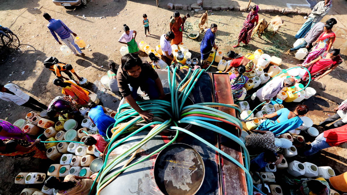 Vedenjakelua tankkiautosta Bhopalissa Intiassa.