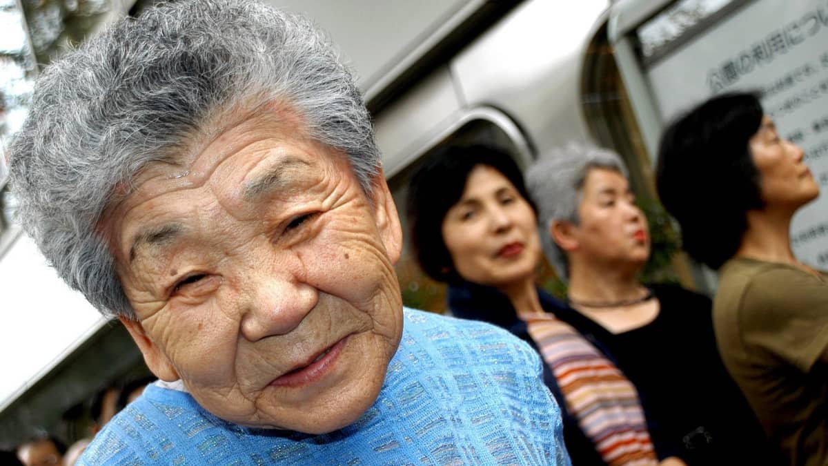 Arvioiden mukaan 65-vuotiaat ja tätä vanhemmat muodostavat noin 38 prosenttia Japanin väestöstä vuonna 2065.