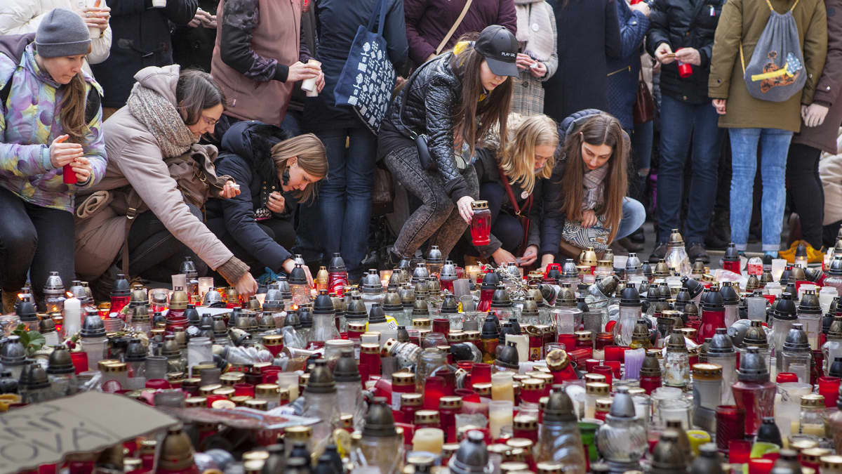 Slovakialaiset toivat vielä kuukausi murhien jälkeen kynttilöitä muistopaikalle.