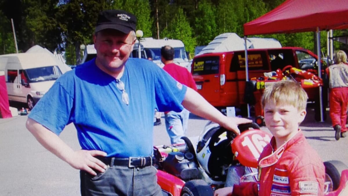 Simo Laaksonen isänsä Heikin kanssa karting-varikolla.