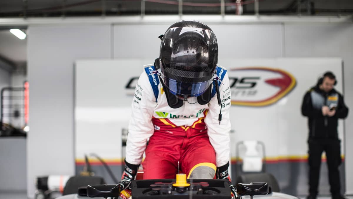 Simo Laaksonen istumassa formula-autoon.