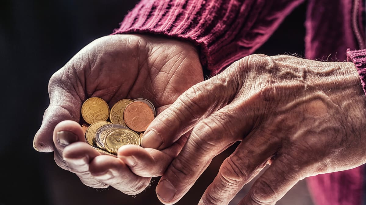 eläkeläisen kädet laskevat euroja
