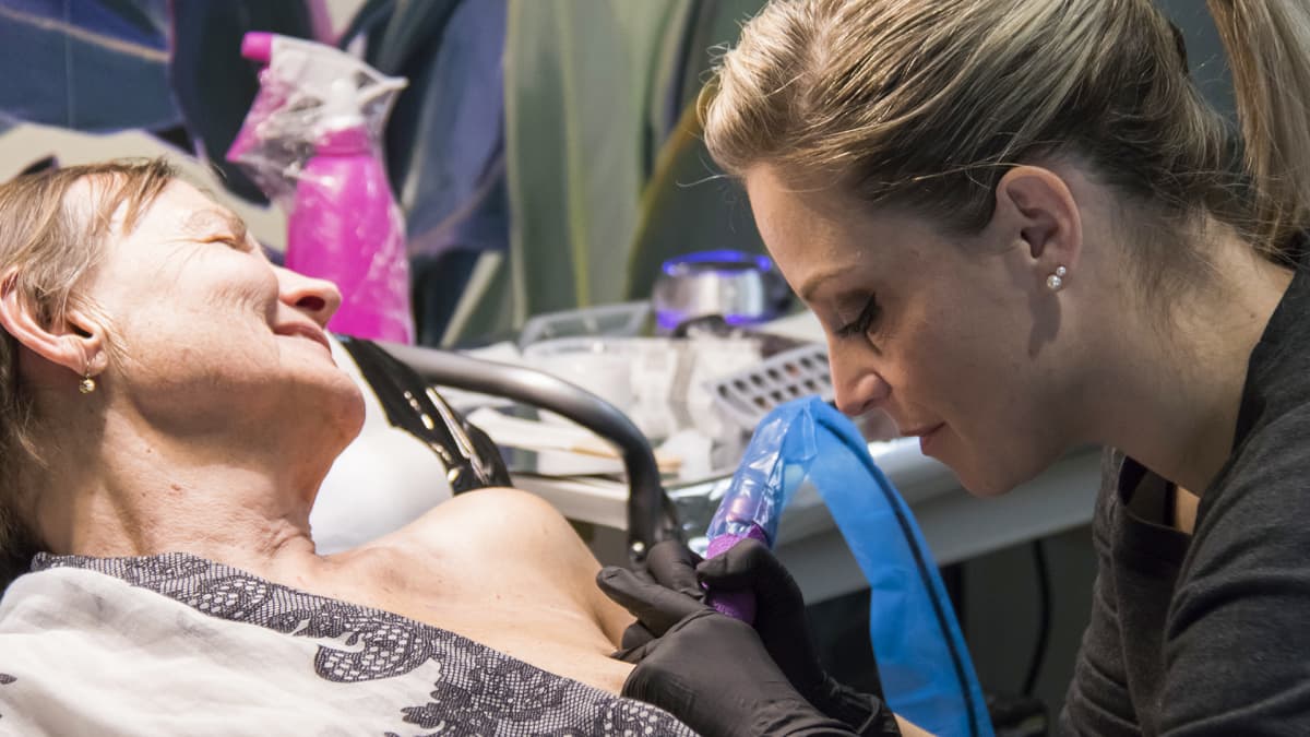 Alexia Cassar tatuoi asiakastaan.