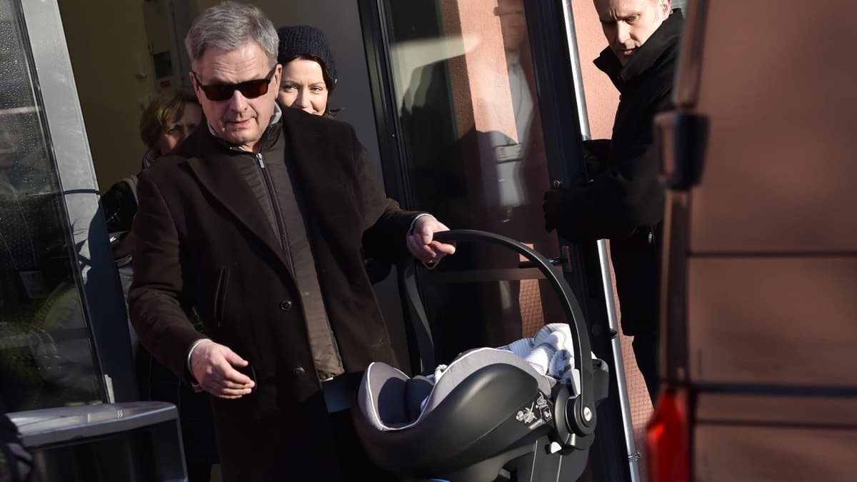 Presidentti Sauli Niinistö ja puoliso Jenni Haukio (Niinistön takana) poistuvat vastasyntyneen poikavauvansa kanssa Naistenklinikalta Helsingissä maanantaina 5. helmikuuta.