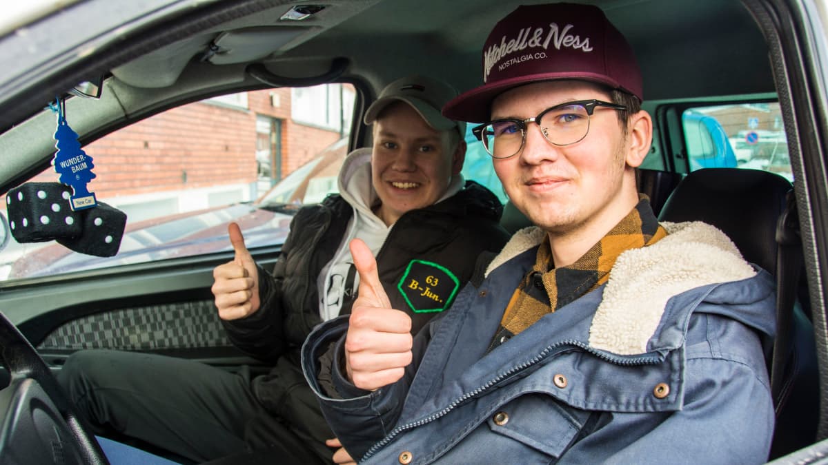 Riku Salo istuu mopoautossaan kuskin paikalla. Pojan kaverin Kim Vapola istuu vieressä.