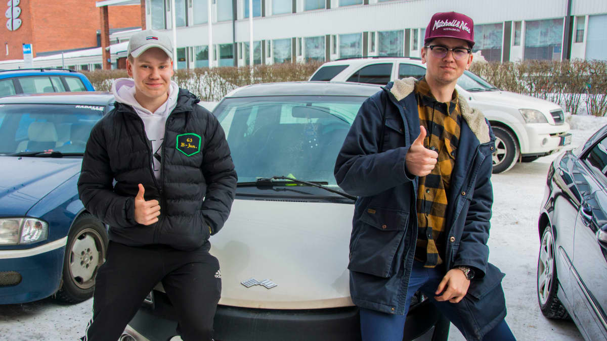 Riku Salo (oikealla) ja Kim Vapola (vasemmalla) nojaa Salon mopoauton keulaan.
