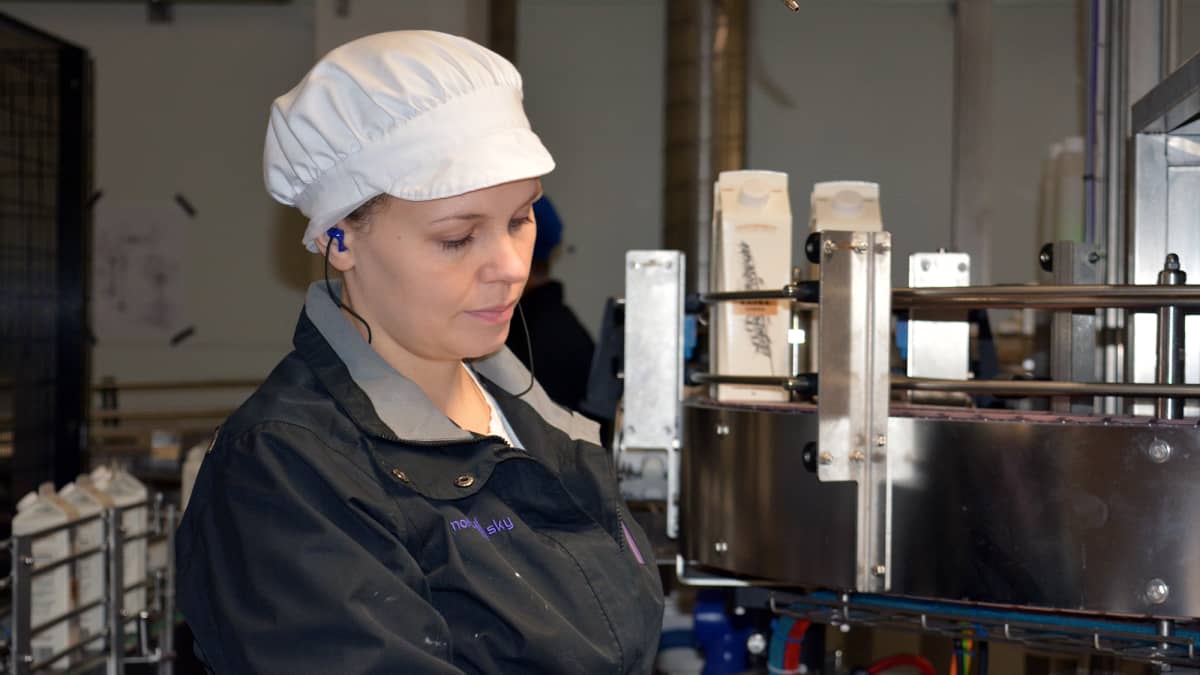Operaattori Jenni Ketelälle kaurajuomalinja on Juustoportin tehtaalla jo neljäs tuotantolinja, jota hän on ollut ottamassa käyttöön.