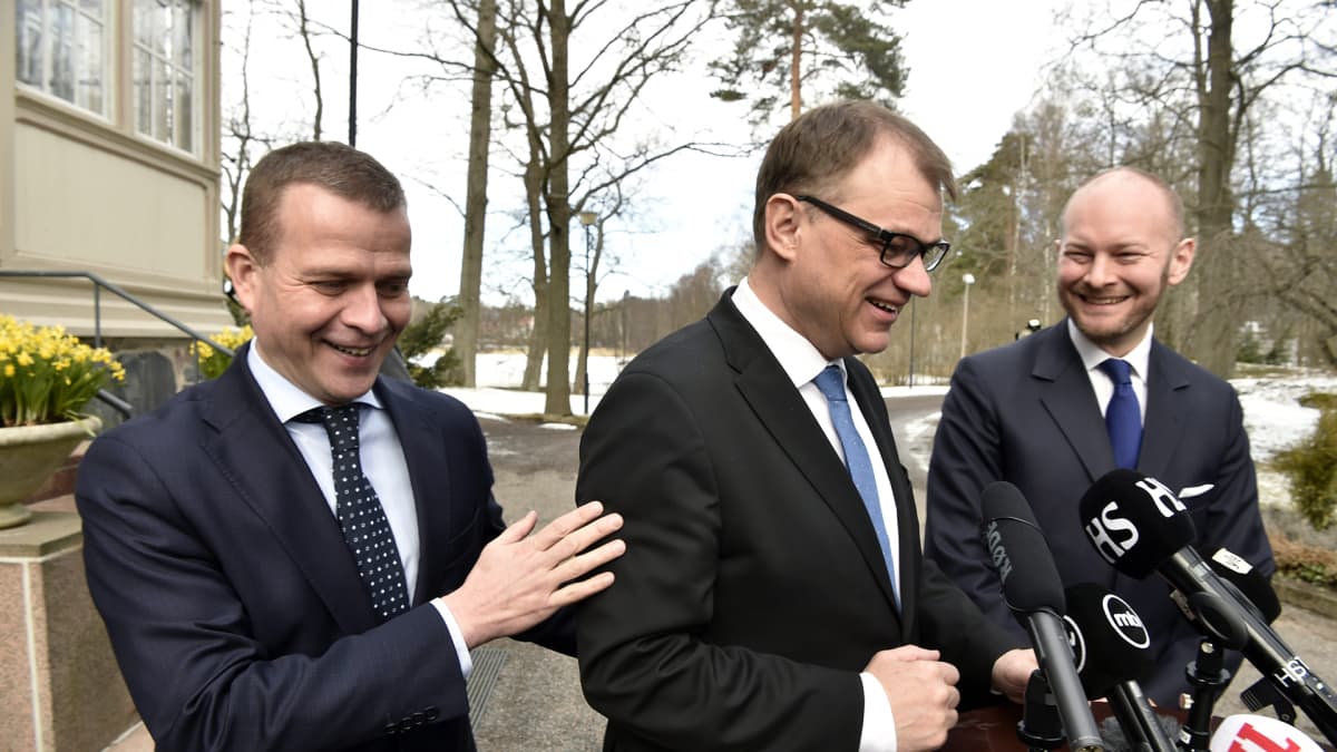 Kokoomuksen puheenjohtaja Petteri Orpo, keskustan puheenjohtaja Juha Sipilä ja sinisten puheenjohtaja Sampo Terho hallituksen kehysriihineuvotteluissa Kesärannassa Helsingissä