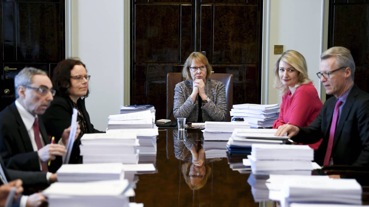 Vasemmalta, kansanedustajat Ben Zyscowicz (kok.), Mia Laiho (kok.), valiokunnan puheenjohtaja Annika Lapintie (vas.), Maria Guzenina (SDP) ja Ilkka Kantola (SDP) valiokunnan kokouksen alussa eduskunnassa.