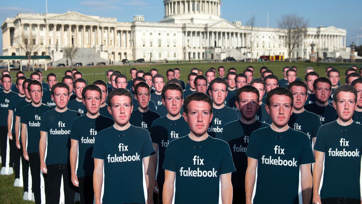 Sata pahvikuvaa Mark Zuckerbergista Yhdysvaltain kongressitalon edustalla.