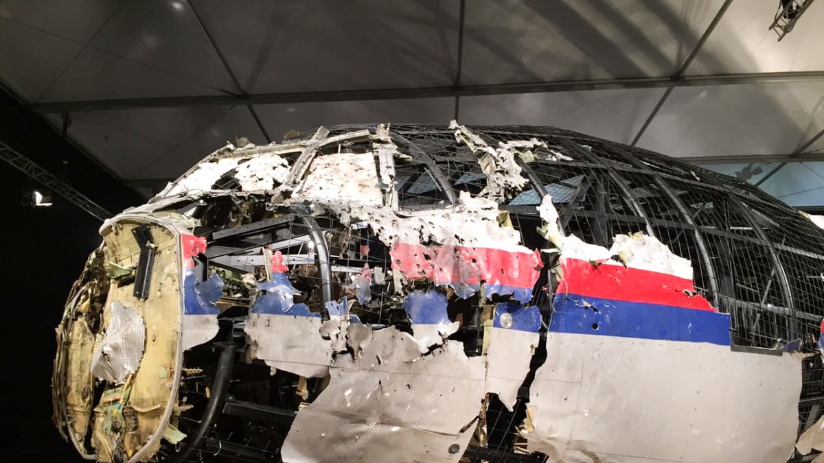 Malaysia Airlinesin lento 17 rekonstruktio koottuna koneen läytyneistä palasista.