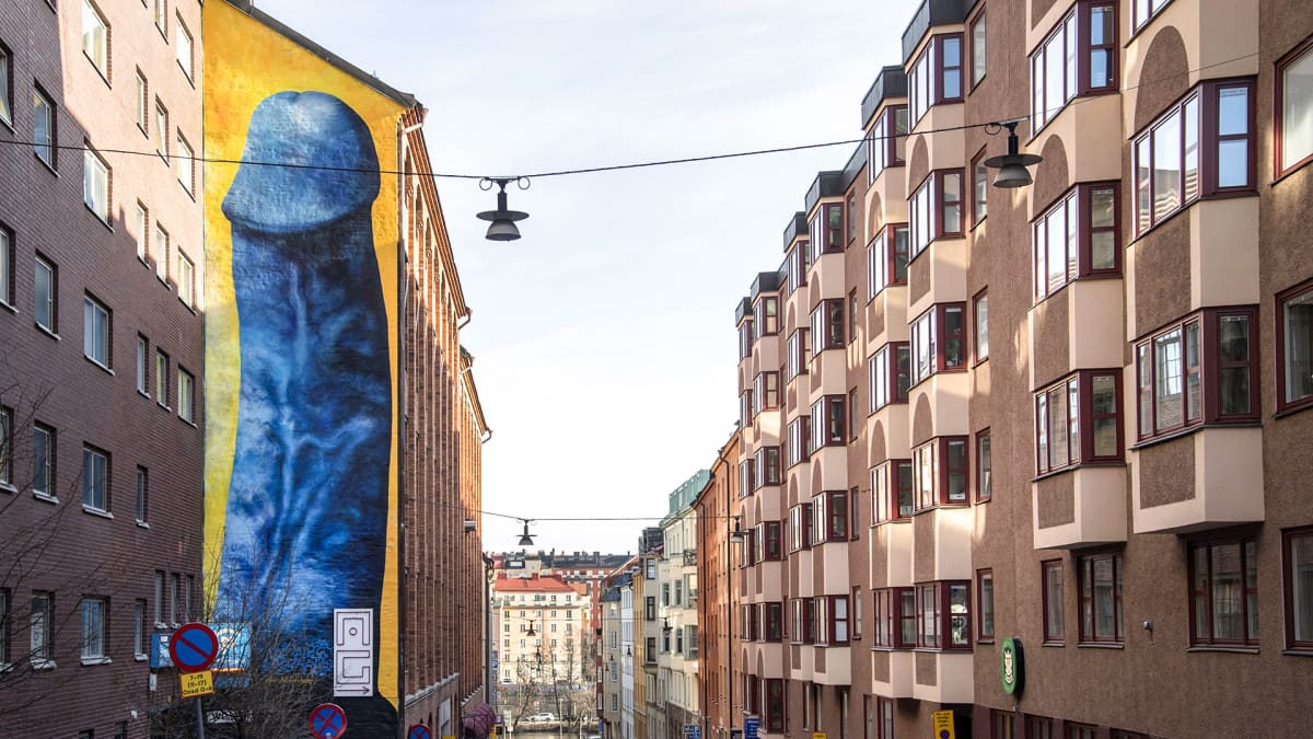 Carolina Falkholtin sininen penisgraffiti Tukholmassa.