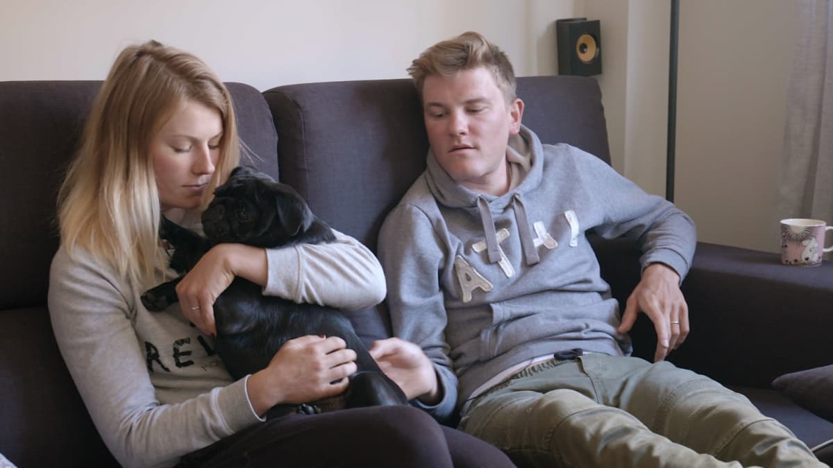 Lotta Lepistö ja Joonas Henttala sohvalla koiransa Karin kanssa.