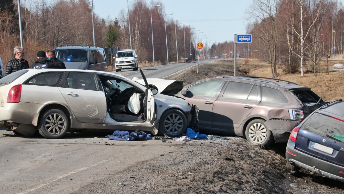 Kolaroineita autoja Hailuodontiellä Oulunsalossa.