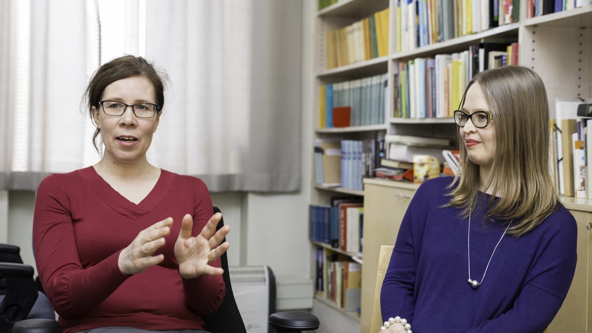 Suomen kielen professori Hanna Lappalainen (vas.) ja tutkija Johanna Isosävi uskovat, että globalisaation myötä suomalainen tervehtimiskulttuuri on tullut murrokseen.