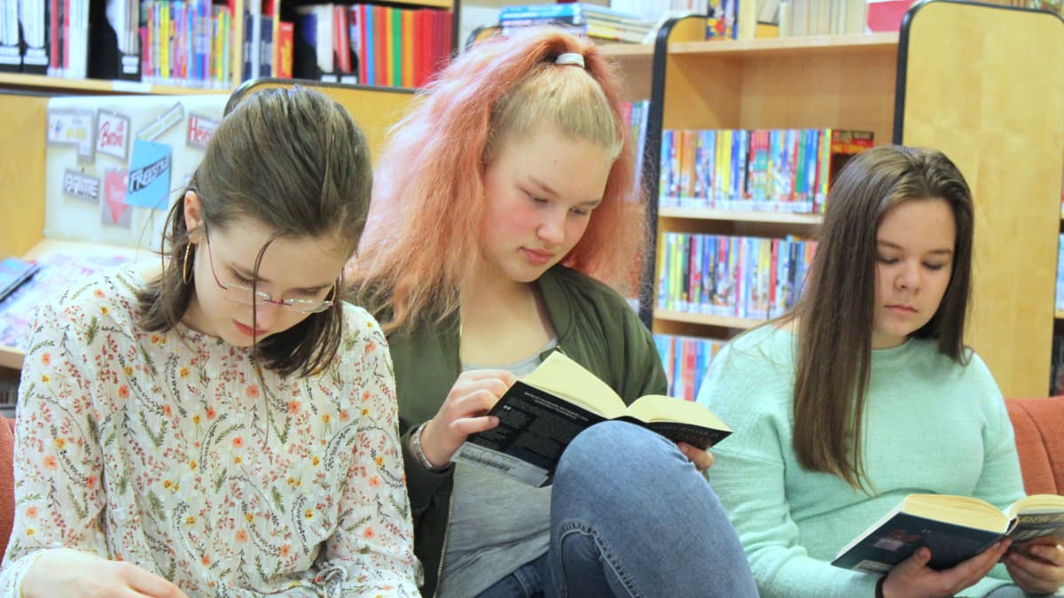 Nuoret lukevat Harry Potter -kirjoja kirjastossa