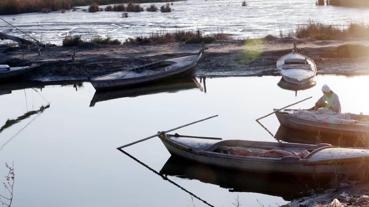 Egyptiläinen kalastaja korjaa kalastusverkkojaan Niilin suistoalueella.