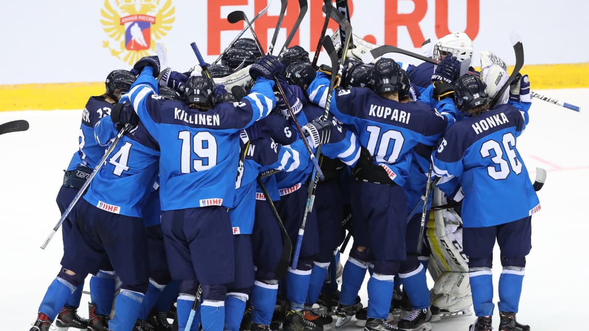 Suomen alle 18-vuotiaiden jääkiekkojoukkue juhlii.
