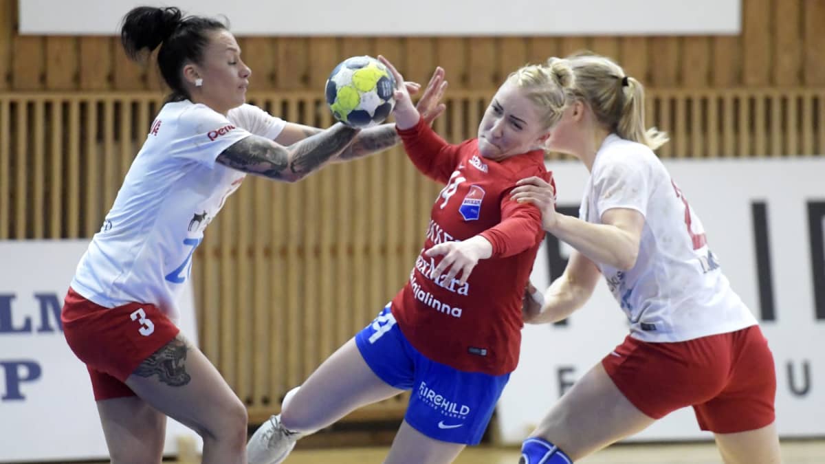 Dickenin Carolina Böckelman sekä HIFKin Anna Vinogradova ja Johanna Hilli (oik.) naisten käsipallon SM-sarjan toisessa  finaalissa.