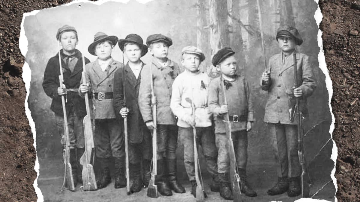 Kymin "pikkupunakaartilaisia" vuonna 1918. Seitsemän pikkupoikaa leikkiaseineen. Yhdellä pojista oikea ase.