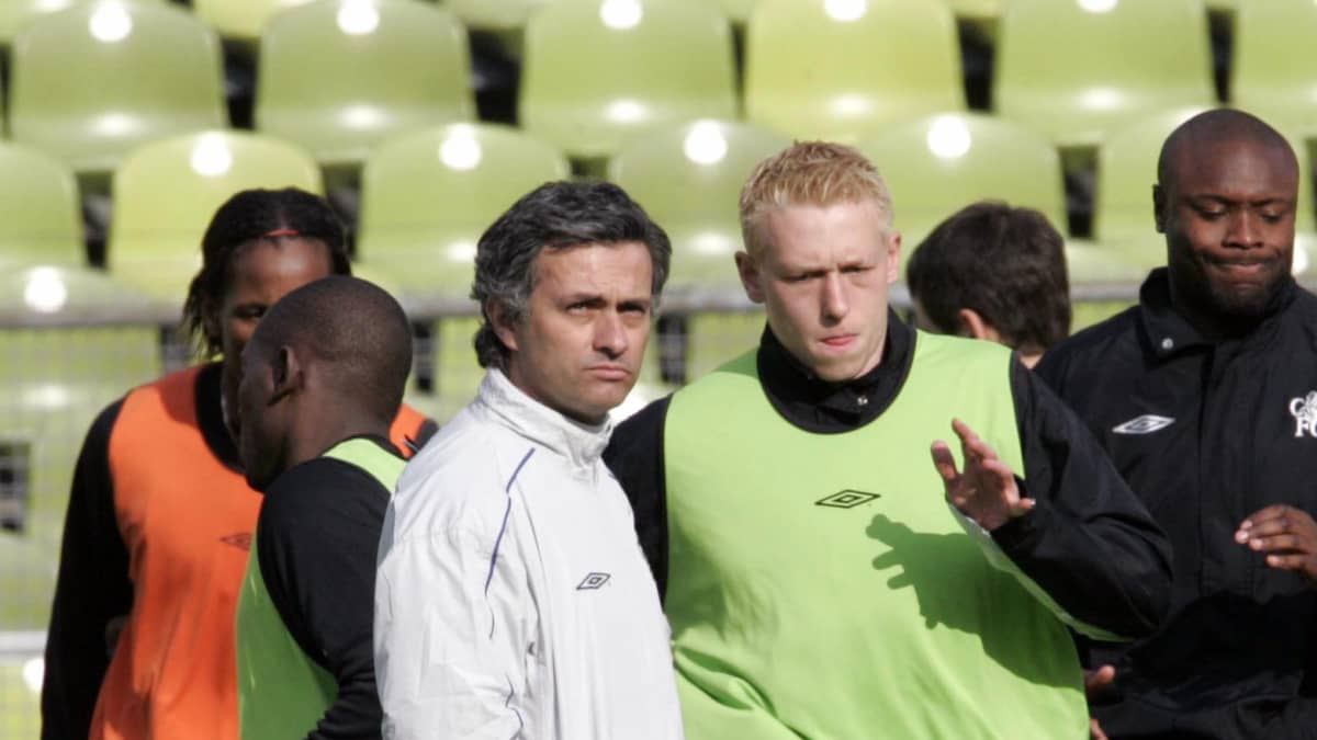Jose Mourinho seuraa vieressä, kun Mikael Forssell harjoittelee