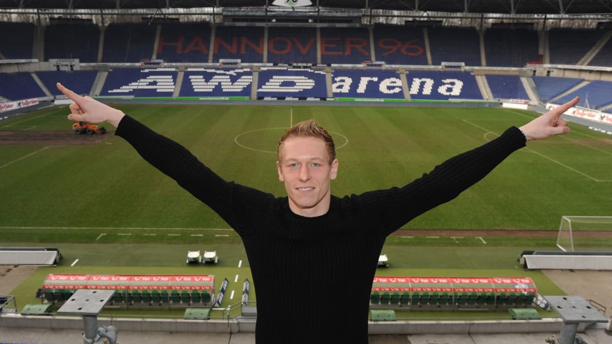 Mikael Forssell esittelee Hannoverin kotistadionia