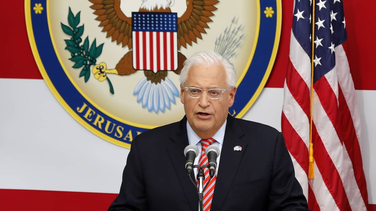 David Friedman puhumassa avajaisissa.