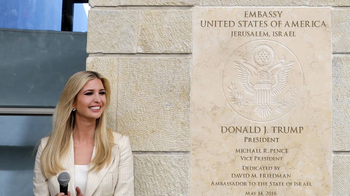 Ivanka Trump Jerusalemin-lähetystön kyltin luona.