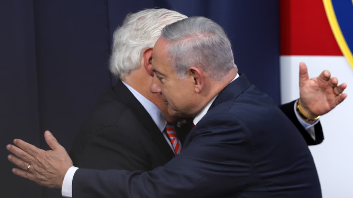 Israelin pääministeri Benjamin Netanjahu ja Yhdysvaltain suurlähettiläs David Friedman halaavat.