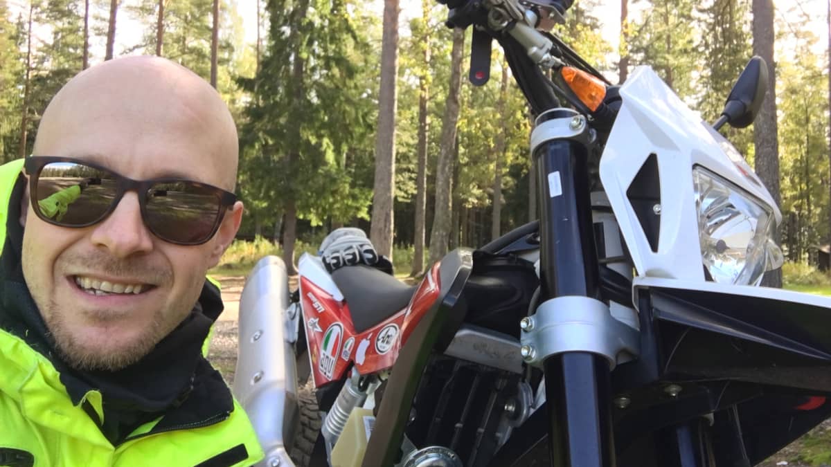 Janne Saarikoski on moottoripyöräilyn tulevaisuudesta kiinnostunut liikennekouluttaja, joka tutkii nykyisin meriliikenteen digitalisaatiota.