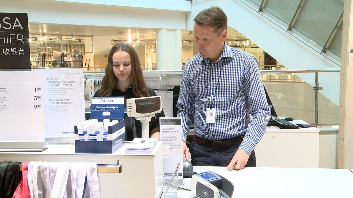 Nita ja stockmannin henkilöstöpäällikkö kassalla.