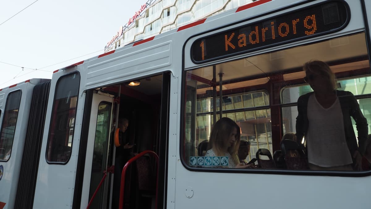 Tallinnan joukkoliikenne on ollut kaupungin  asukkaille maksutonta vuodesta 2013. Turistit joutuvat yhä ostamaan matkalipun.