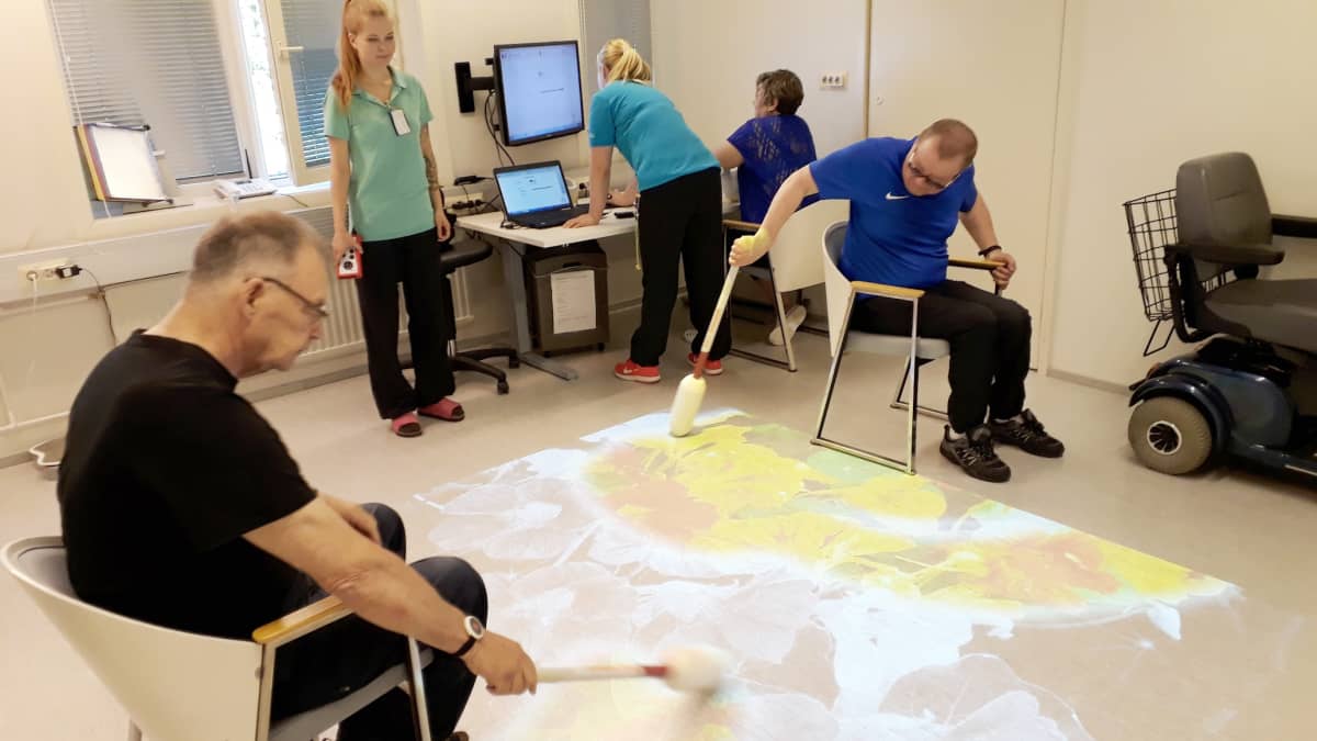 Maskun neurologisessa kuntoutuskeskuksessa annetaan peliterapiaa.