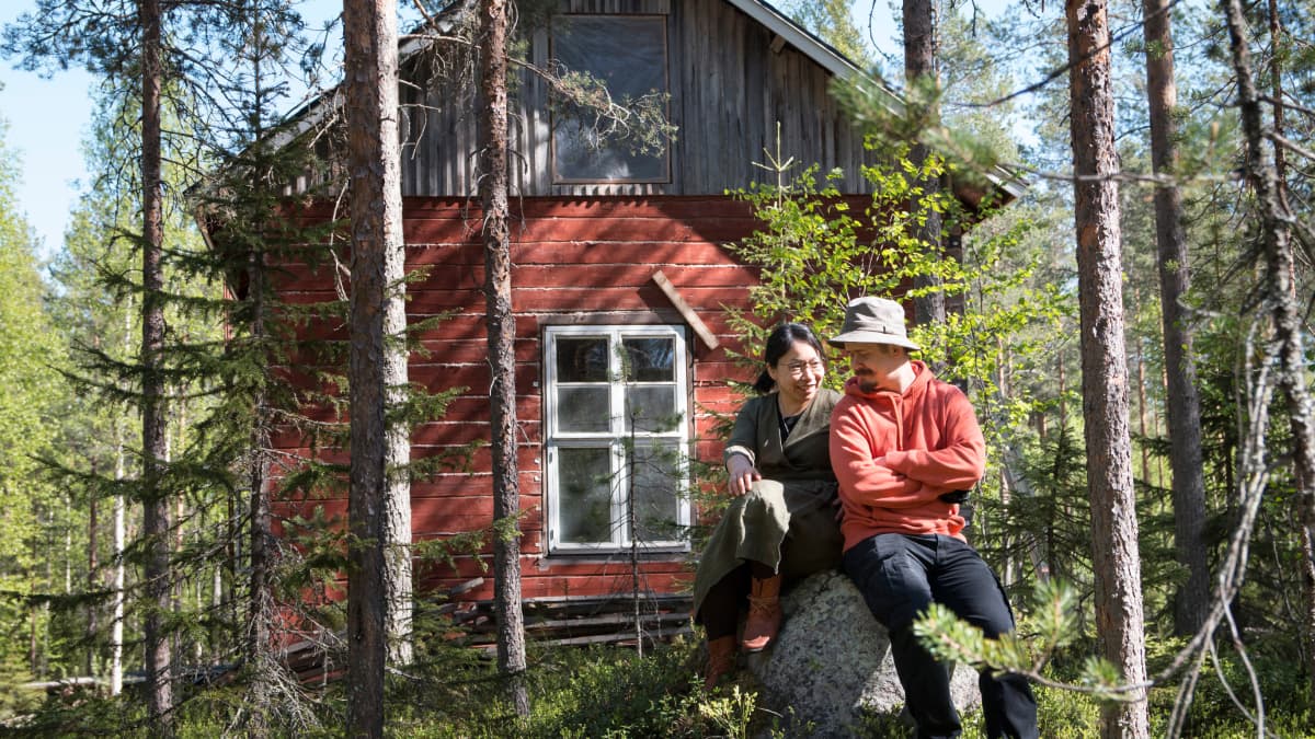 Katsumi ja Antti-Jussi Yliharjun ekotalossa on yli satavuotiaat hirret ja moderni uusiutuvan energian tekniikka.