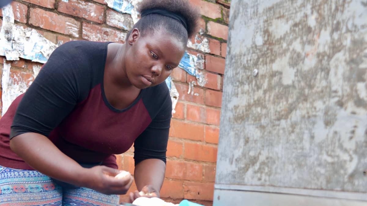 Edith Odhiambo tekee chapatitaikinaa Nairobissa.
