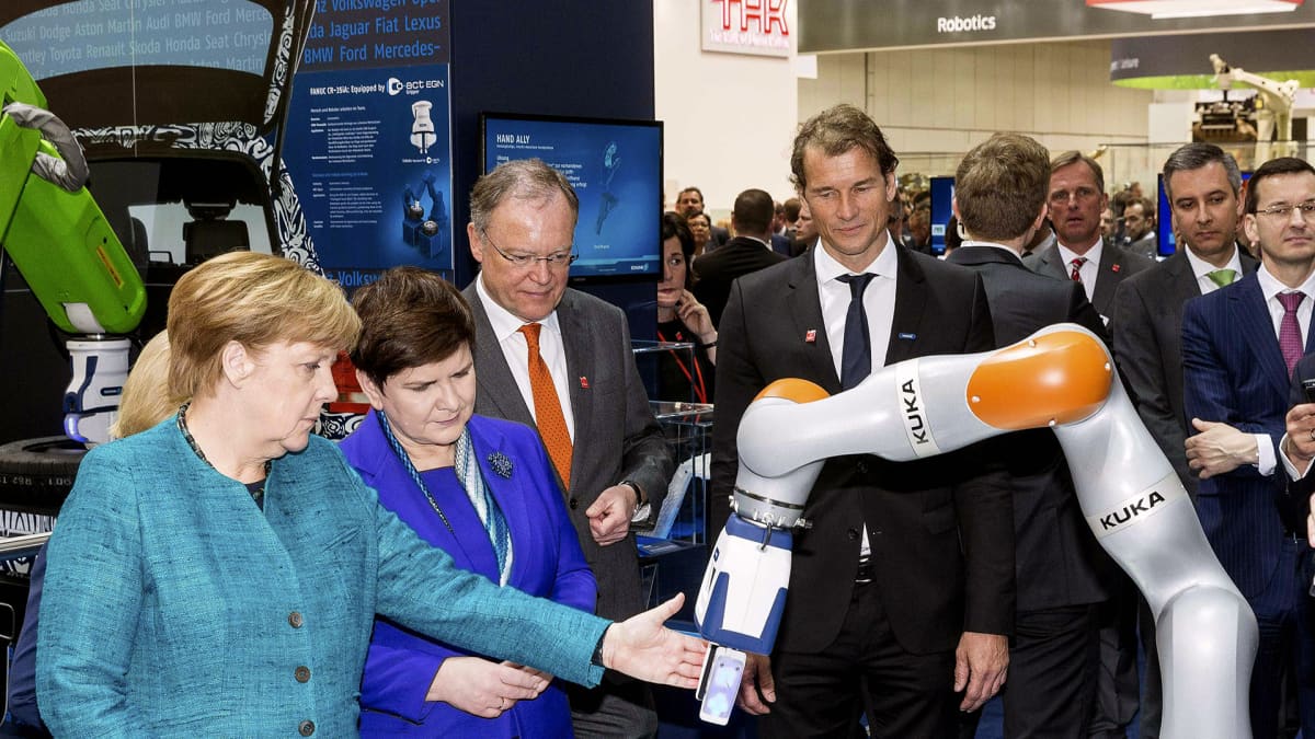Angela Merkel ja Kuka-robotiikkaa.