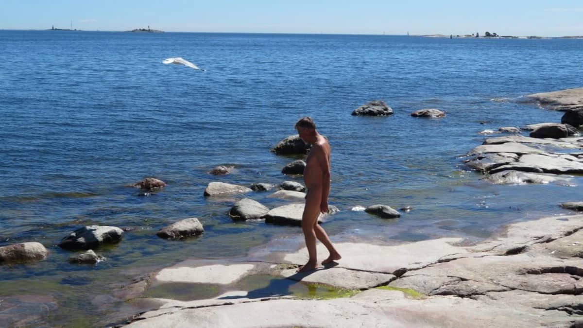 Olli Elo alastomana rannalla