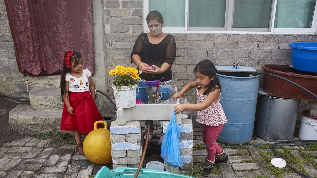Vettä tulee San Juan Tezompan kylässä vesijohdosta vain parin tunnin ajan lauantaisin, jolloin asukkaat varastoivat sitä tynnyreihin koko viikoksi peseytymistä, tiskaamista, vaatteiden pesemistä ja vessan vetämistä varten. Marisol Vázques Ramos tiskaa astiat ulkona, sillä sisälle vettä ei tule.