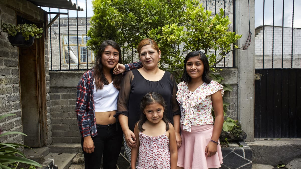 Marisol Vásquez Ramos (keskellä) tyttäriensä, 16-vuotiaan Danna Brendan, 14-vuotiaan Fernandan ja 8-vuotiaan Jímenan kanssa.