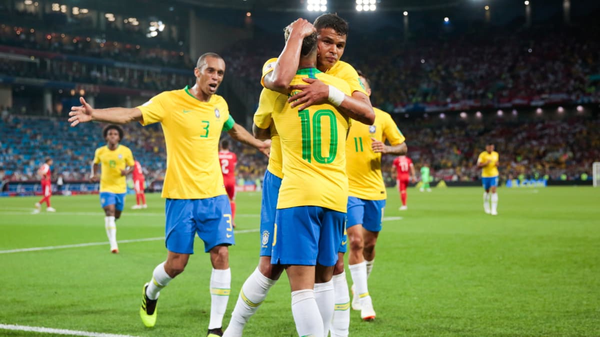 Brasilian pelaajat juhlivat.