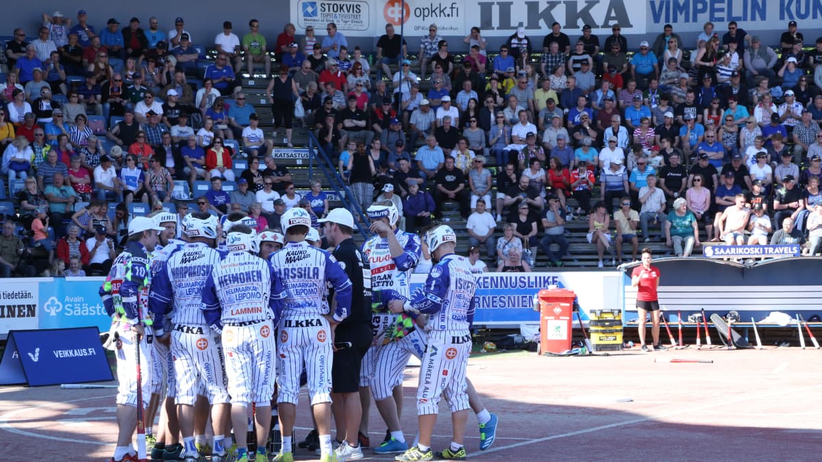 Vimpeli coach Sami-Petteri Kivimäki giving his ViVe players instructions during a time-out in his team's home game against Joensuu in June 2018.