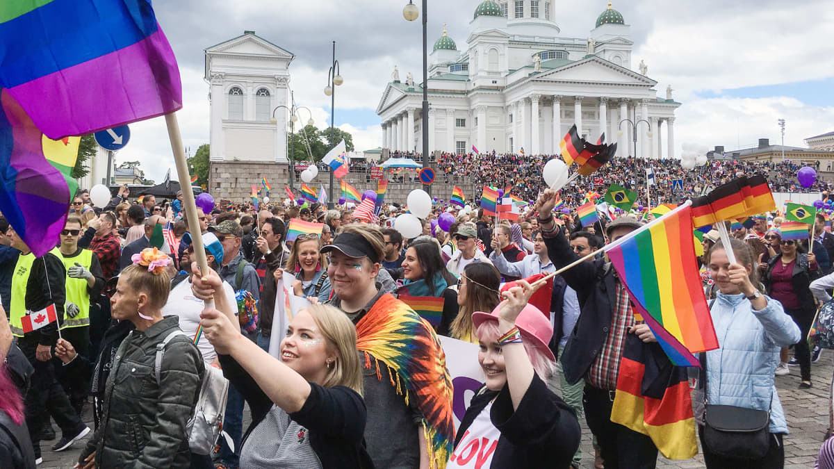 Helsinki pride Senaatintorilla.